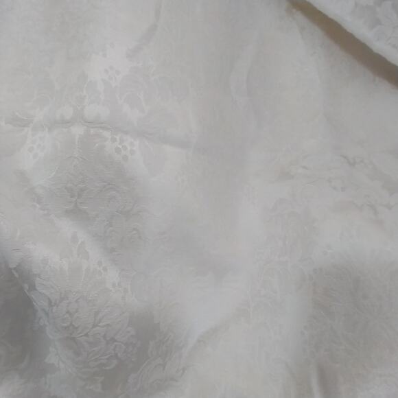 VINTAGE IVORY DAMASK FLORAL PATTERNED FULL SIZE TABLECLOTH, SATINY GORGEOUS! - Picture 3 of 12